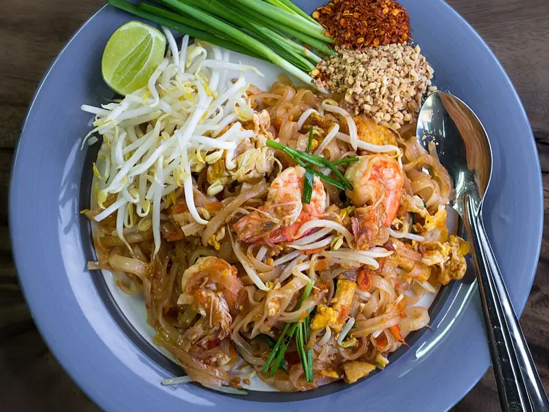 Жареная рисовая лапша с креветками