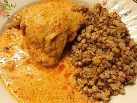 Курица с гречкой на сковороде