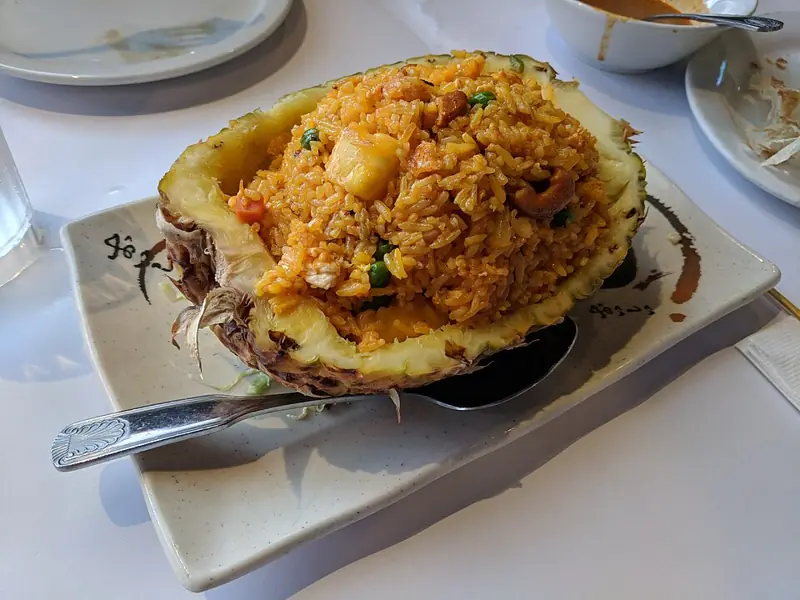 Жареный рис с яйцом и овощами